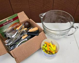 320 assortedkitchenutensilsglassmeasurin