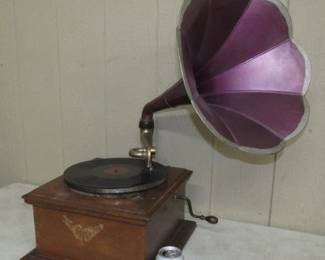 Victor Victrola w/Horn - Plays