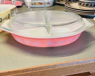 Vintage Pyrex Pink Daisy 1.5-quart oval divided casserole dish