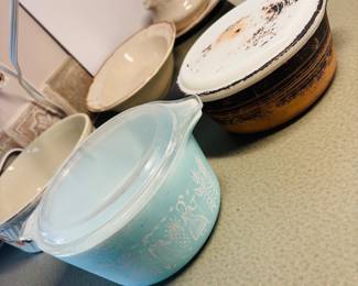 Vintage Pyrex turquoise "Amish Butterprint" round casserole dish (473)