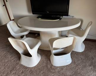 #28 - $3,600 - Saporiti Italia space age Jarama pedestal table 62Lx37Wx29H designed by Alberto Rosselli in 1969 with 4 matching chairs 17Wx18Dx27 1/2T - The Jarama desk and table system was designed in 1969 by Italian architect Alberto Roselli and designer for the luxury Italian manufacturer Saporiti Italia-It is a celebratic icon of futuristic Space Age and all plastic fiberglass - 