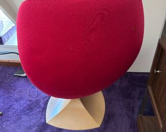 #18 - $550 - 1 vintage Brio "the egg" swivel in red manufactured by Fritz Hansen from late 1960's -28Wx38Tx20D - damaged to upholstery. 