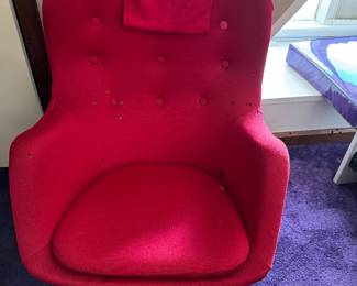 #17 - $500 - 1 vintage Brio "the egg" swivel in red manufactured by Fritz Hansen from late 1960's - 28Wx38Tx20D - damaged to upholstery. 