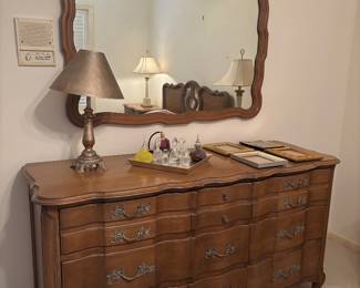 DRESSER & MIRROR OF BEDROOM SET - LAMP