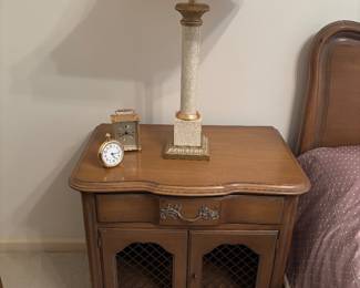END TABLE OF BEDROOM SET / LAMP