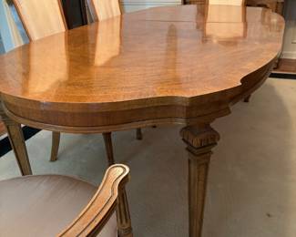PERFECT  CONDITION TABLE 2 LEAVES PADS AND 6 CHAIRS