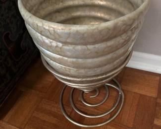 PLANTER ON WIRE STAND