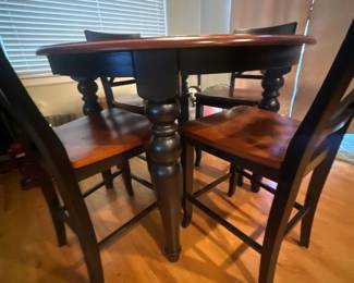 Round dining table (side view)