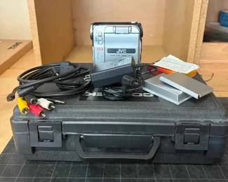 SU190JVC GRDX97U Mini DV Camcorder and accessories