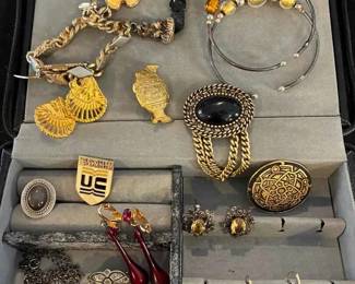 SU193Assorted Costume Jewelry In Case
