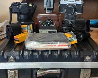 SU145VVintage Camera Lot with Suitcase Konica, Rolleiflex, Pentax