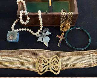 SU200Miscellaneous Costume Jewelry And Belt