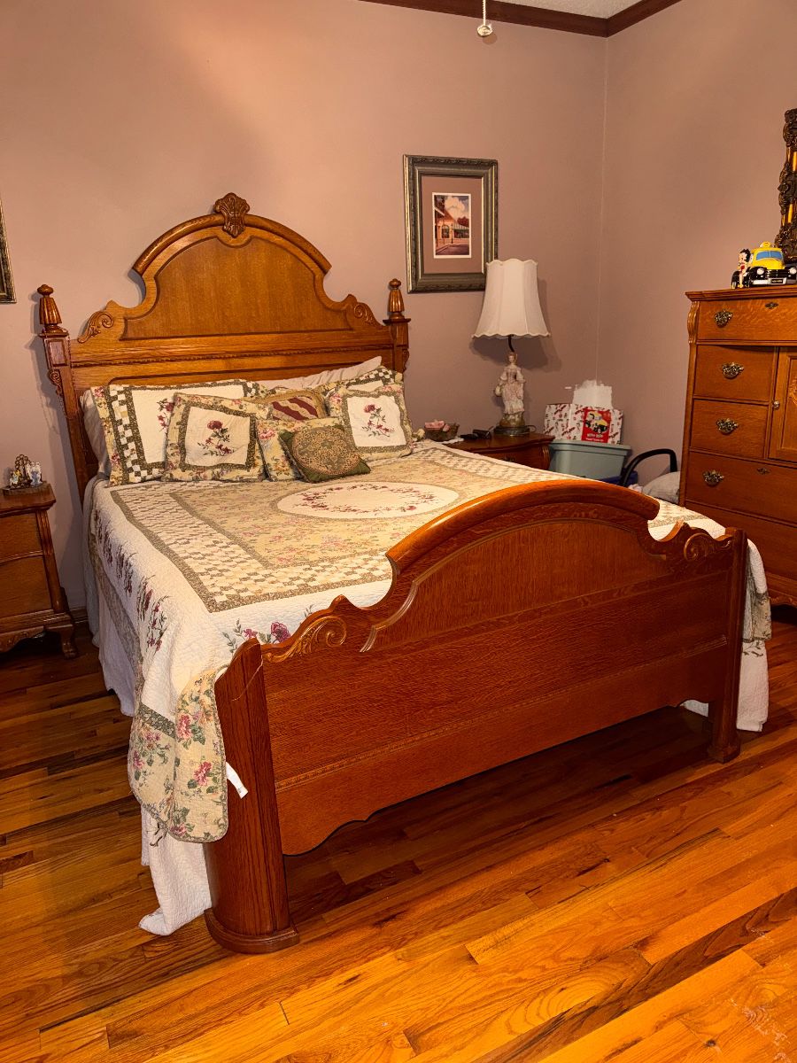 Queen size Solid Oak Lexington Furniture Victorian Sampler Collection Mansion Bed. Ornate carved arched headboard. Sleep number base included.  Approx. 89 x62". $1200