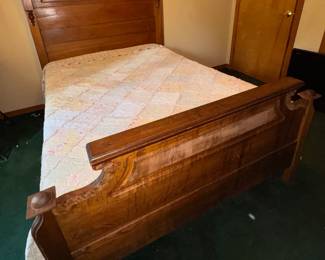 Antique 3/4 size, Edwardian/Art Nouveau style quarter-sawn oak/tiger oak wood bed. (era 1910s-1920s). $250