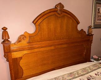 Queen size Solid Oak Lexington Furniture Victorian Sampler Collection Mansion Bed. Ornate carved arched headboard. Sleep number base included. Approx. 89 x62". $1200