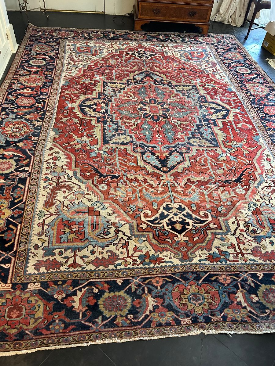 Beautiful antique Heriz rug