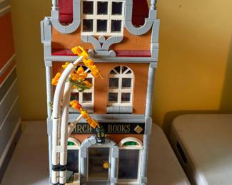 This item is the LEGO Creator Expert Bookshop (Set #10270), a detailed 2,504-piece modular building released in 2020.