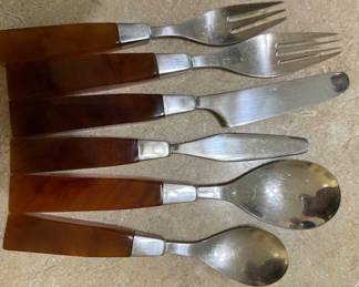 Supreme Cutlery Japan 8 knives, 9 butter, 7 teaspoons 9 soup 11 salad & 8 forks