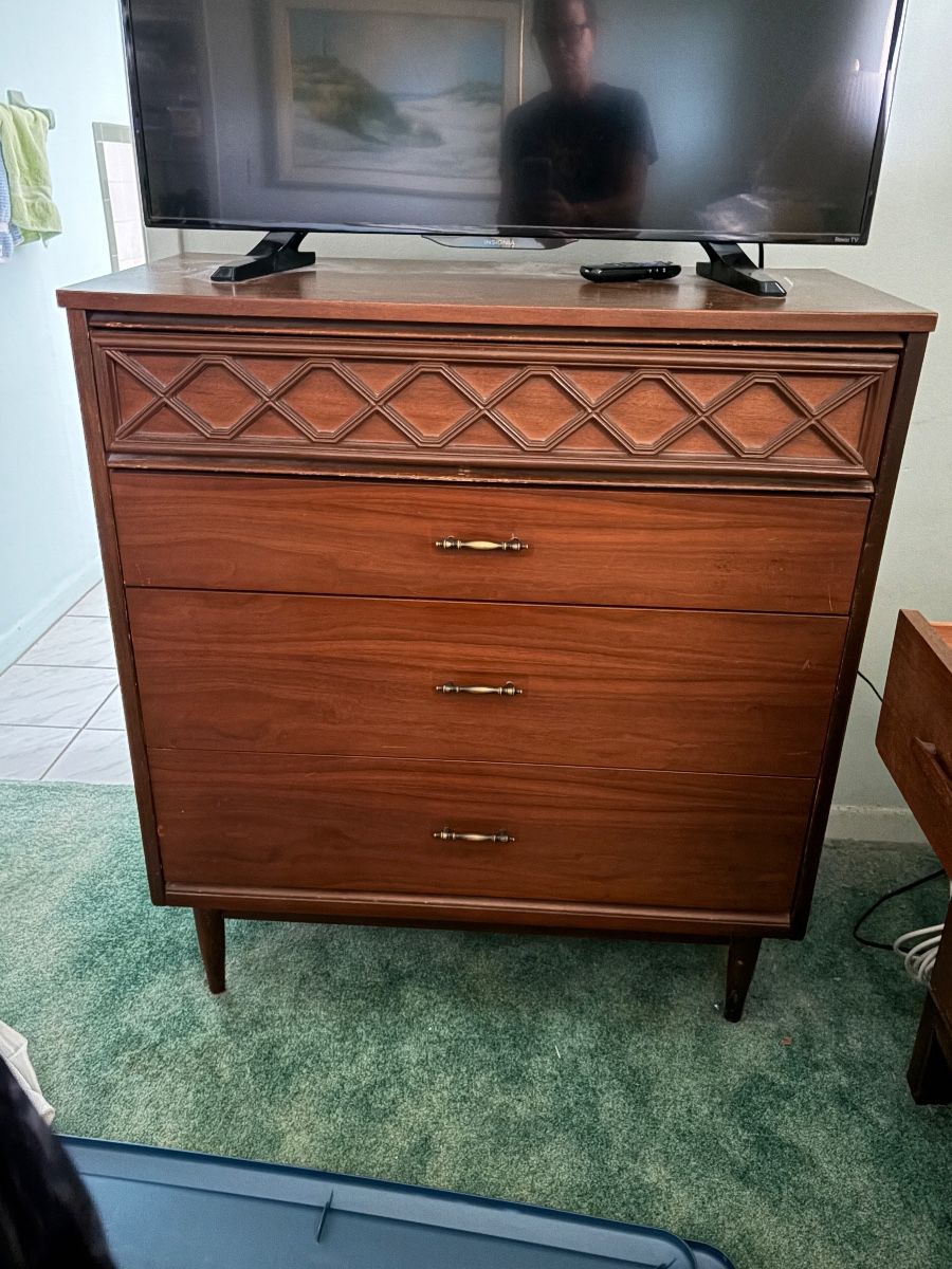 This is a vintage mid-century modern 4-drawer highboy dresser from the Bassett Furniture Tavern Collection