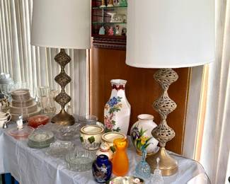 A pair of vintage Mid-Century Modern (MCM) openwork / pierced cast brass table lamps; a vintage hand-painted porcelain iris vase;