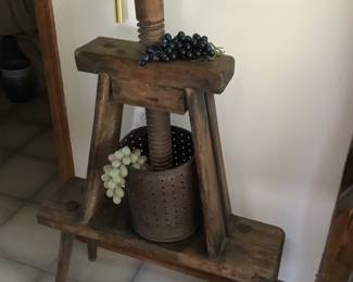 Many primitive decor items 405.