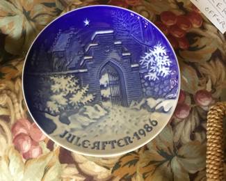 207.  Collection of Christmas plates approximately 20