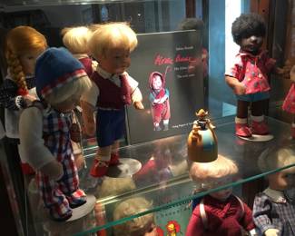 Large collection of dolls 392.
