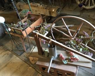 42.Wheelbarrows can be used as planters, beautiful yard decorations 