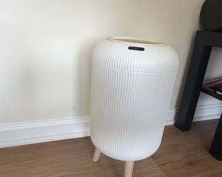White Ribbed Plastic Wastebasket with Wooden Legs