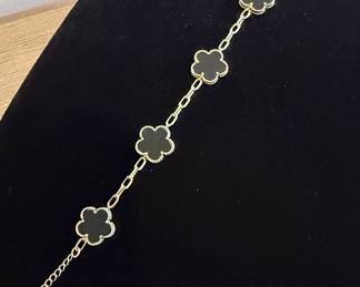 Vintage Gold-Toned Clover Motif Bracelet with Black Onyx