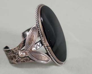 082 Lot 358 Sterling silver Navajostyle bracelet with oval onyx