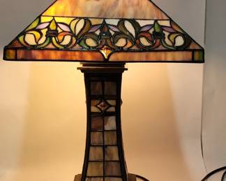 Lot 299h Tiffany style stained glass table top lamp