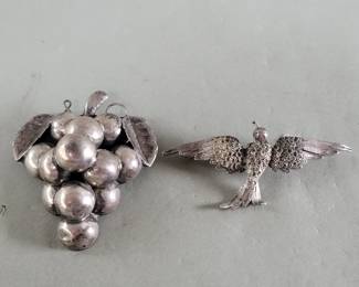 Lot 493 Mexican silver grape cluster brooch, silver