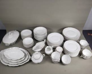 Lot 237 95 piece porcelain and thin gold trim dinnerware