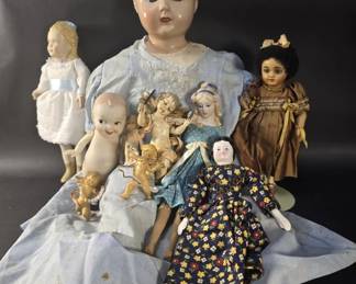 Lot 432 Group of vintage dolls and figurines