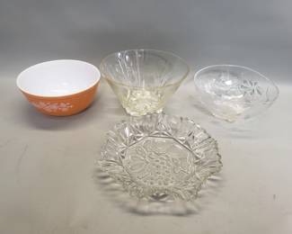 Lot 487 Group of glass bowls and tray