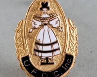 031 Lot 488 14k gold and enameled U.F. D C. Inc. brooch