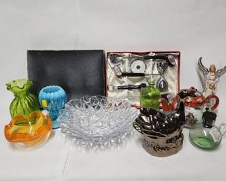 Lot 380h Vintage items colored glass, music box