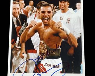 Lot 319h Oscar De La Hoya signed 8 x 10 in blue sharpie