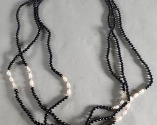 027 Lot 529 Onyx, pearls and 14k gold necklace