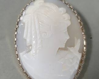 038 Lot 439 Victorian 10k gold carved shell cameo broochpendant
