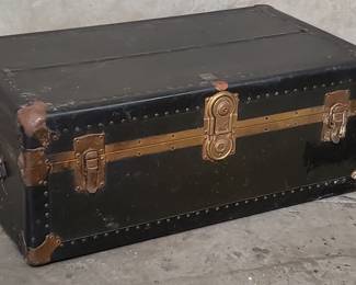 Lot 142 Vintage U.S. Trunk Co. steamer trunk