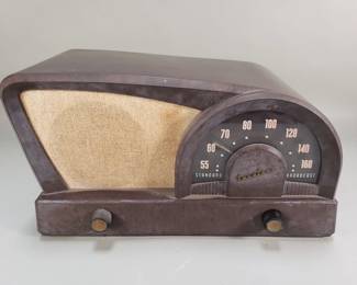100 Lot 257 Vintage Truetone Model D2018 Boomerang radio
