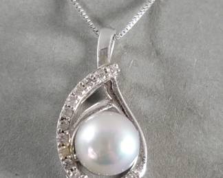 020 Lot 593 14k white gold chain and diamond and pearl pendant