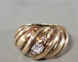 015 Lot 575 14k gold and diamond ring
