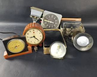 Lot 585 Box of misc. bakelite desk clock, vintage