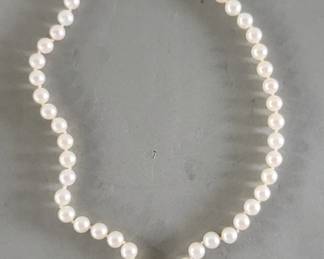 035 Lot 443 Pearl necklace with 14k gold clasp