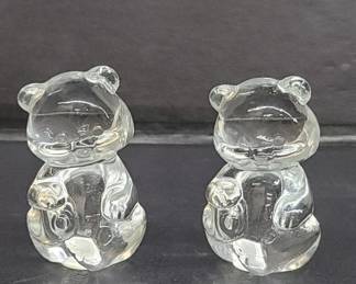 Lot 537 Pair of Fenton glass bear figures