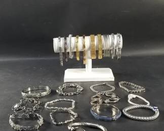 Lot 132 Group of womens bracelets
