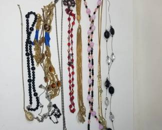 Lot 378 Group of vintage costume jewelry